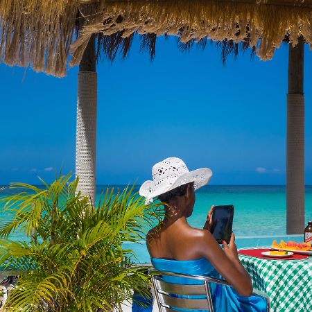 Legends Beach Resort Негрил Екстер'єр фото